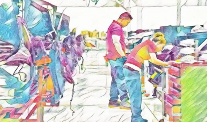 在特斯拉的工人簾幕后面窺視