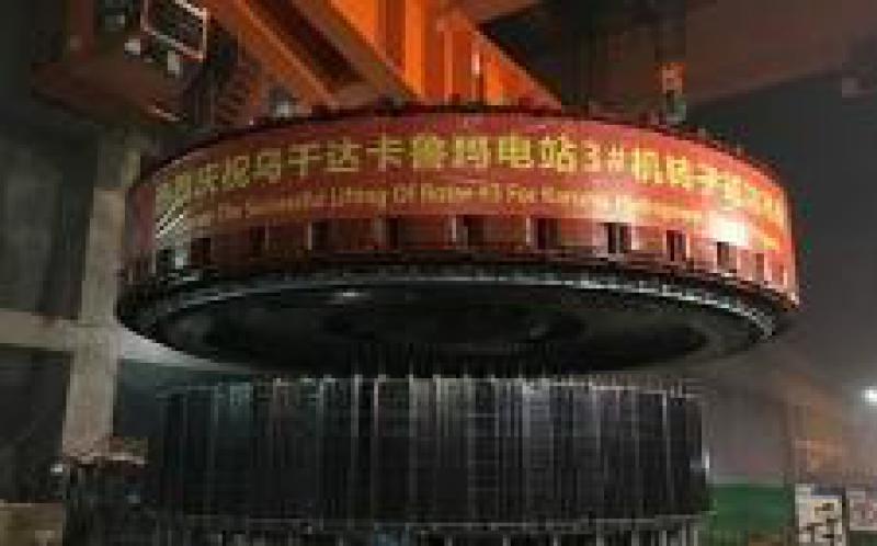 烏干達卡魯瑪水電站首臺機組轉子成功吊裝