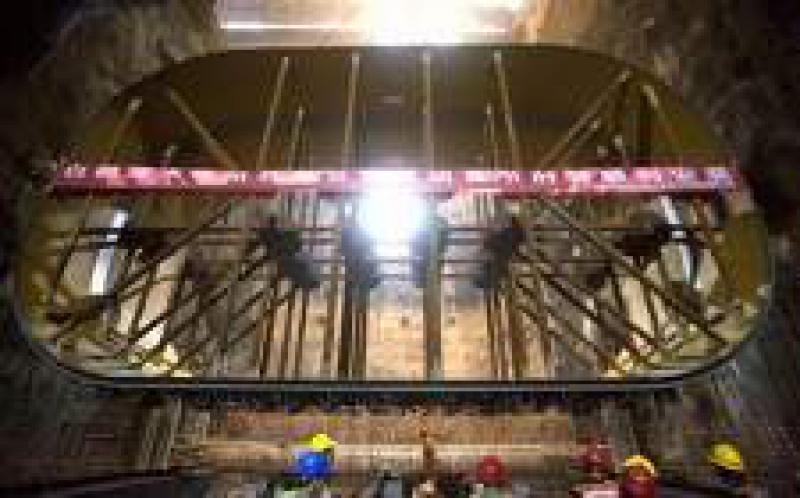 白鶴灘水電站工程右岸地下廠房完成首節(jié)機(jī)組肘管吊裝