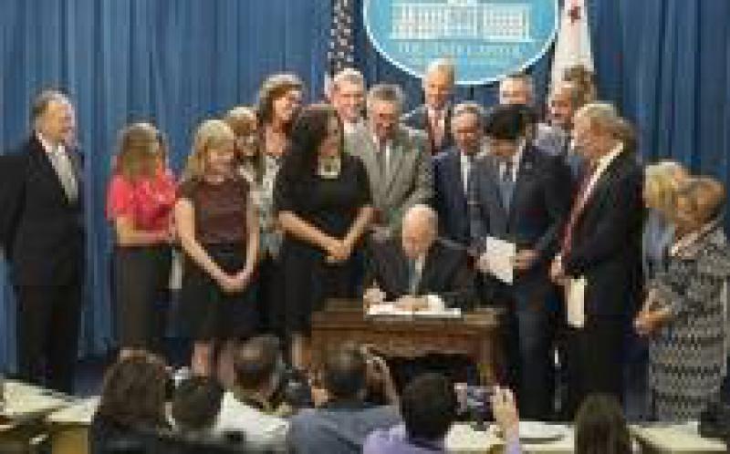 州長布朗在加利福尼亞州簽署了100％清潔能源法案